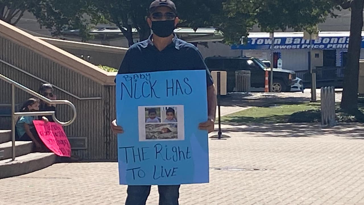 "Los papás piden a la comunidad que por favor los mantenga en oración, que oren por ellos que sienten el apoyo, sienten que las oraciones están llegando y se sienten fortalecidos", concluyó el abogado