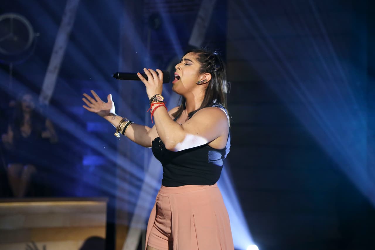 <a href="http://www.univision.com/shows/la-reina-de-la-cancion/vivian-mitre-dio-su-mejor-interpretacion-del-tema-ay-amor-video">Vivian Mitre dio su mejor interpretación del tema 'Ay amor'</a>.