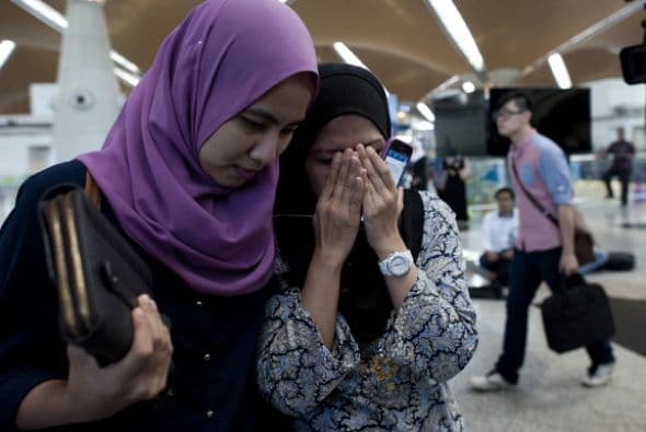 Familiares de las víctimas reciben la noticia del terrible accidente del vuelo MH17 al este de Ucrania.