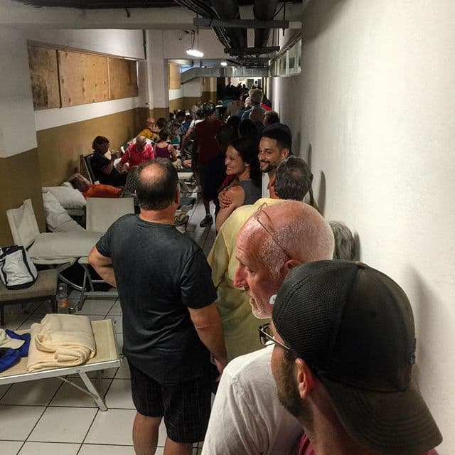 Responsables de hoteles en Puerto Vallarta y otras zonas turísticas de inmediato tapiaron ventanas, recogieron enseres de playa y habilitaron sus centros de convenciones como albergues.