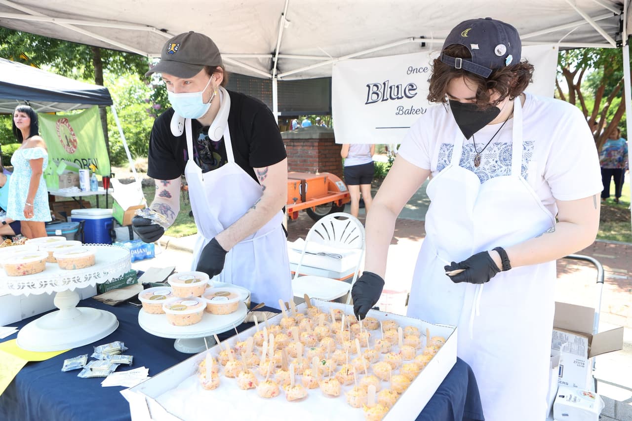 <b>Evento</b>: Town of Cary's Pimento Cheese Festival
<br>
<b>Fecha</b>: 13 de abril
<br>
<b>Lugar</b>: Downtown Cary
<br>
<b>Sitio web</b>: 
<a href="https://downtowncarypark.com/things-to-do/calendar/w_pimento-cheese-festival">https://downtowncarypark.com/things-to-do/calendar/w_pimento-cheese-festival</a> 
<br>
<br>En el centro de Cary, los camiones de comida se alinearán en las calles para servir su menú habitual, junto con nuevos platos que presentan una delicia sureña: queso con pimiento. Disfruta de música en vivo, prueba una bebida de las cervecerías locales y saborea algunas de las mejores muestras de queso con pimiento de los restaurantes locales.