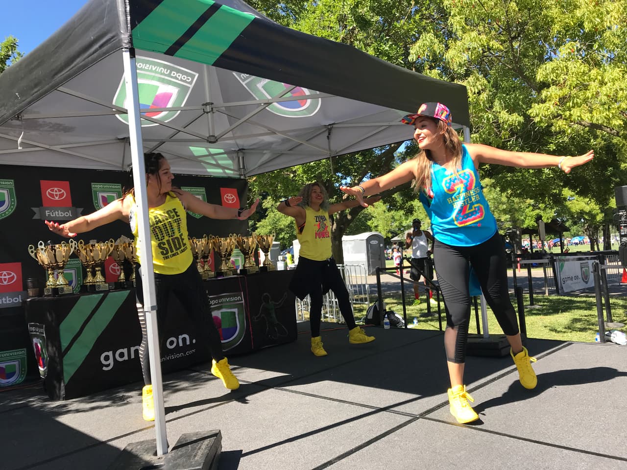 Las personas que no jugaron fútbol pero querían hacer un poco de ejercicio pudieron hacer zumba en grupo durante el día.