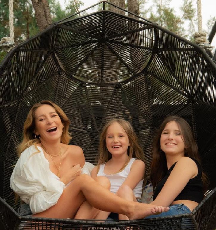 <b>Geraldine Bazán</b> reconoció lo que es ser madre: "Ser mamá es el reto más grande al que te enfrentas como mujer, requiere de tu 100% en todos los sentidos y también cuándo decides serlo da 100% otro sentido a tu vida. Te da los momentos más hermosos y felices así como también los más angustiantes y que te quitan el aliento. Para mí ser mamá es ser todo y me siento orgullosa, afortunada y bendecida de serlo… Pero también necesitamos algún 'break' de vez en cuando ja ja ja. ¡Hoy es cuando! ¡Felicidades mamás! ¡Gracias mamá!".