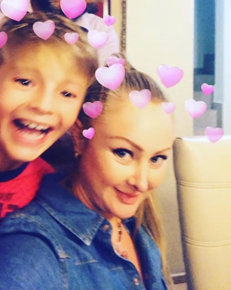 Santacruz vive muy tranquila con esta nueva faceta de su vida pues pasa mucho tiempo con su hijo y su novio Javier.