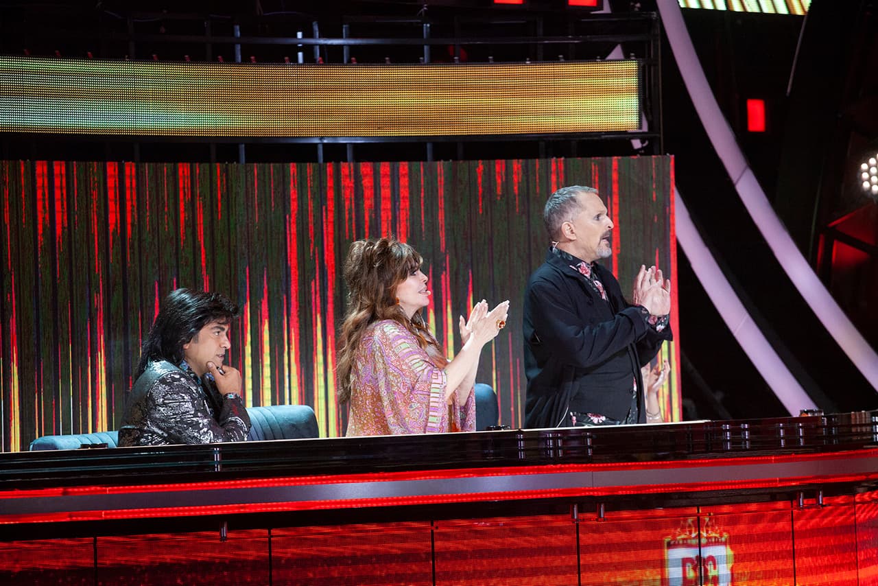 La interpretación de ambas hizo que, por primera vez en la noche, el jurado se pusiera de pie para aplaudir a las dos cantantes. Sin que Albertano, Verónica, Miguel y Karol hubieran tomado una decisión, ambas niñas volvieron a su camerino. La producción se reunió para decidir qué pasaría y escoger a la que se quedaría en el show.