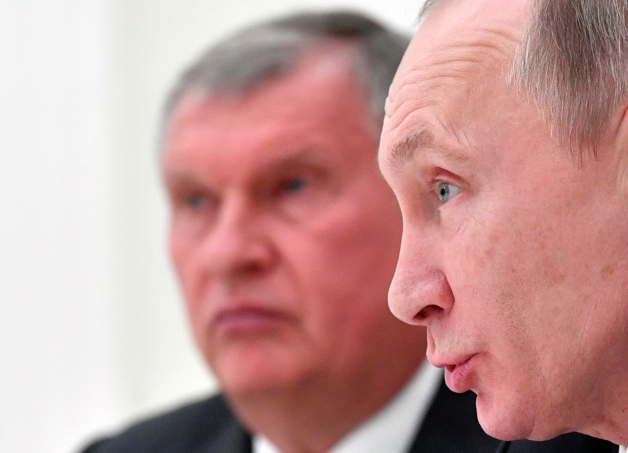 El presidente ruso, Vladimir Putin, acompañado por el CEO de Rosneft, Igor Sechin.