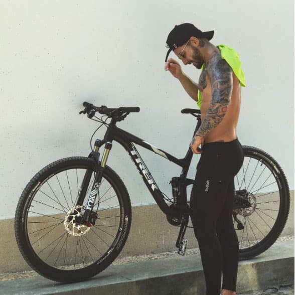 Montando bicicleta para quemar calorías y seguir en forma.