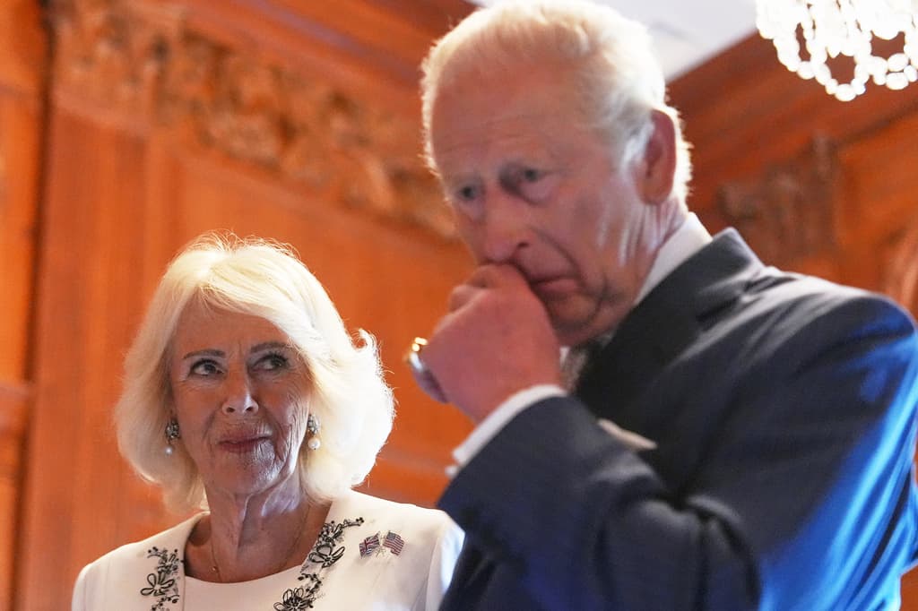 No todo fue risas. La reina Camila y el rey Carlos III también examinaron objetos que se colocarán en una cápsula del tiempo en honor al 250 aniversario de Estados Unidos en la biblioteca de la embajada británica.