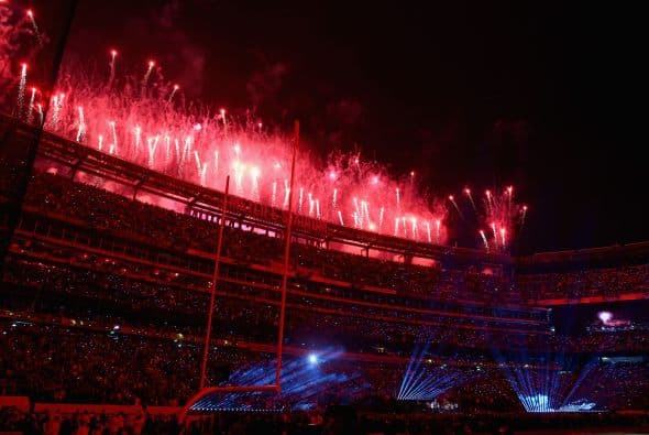 Un cuidado estilismo retro, una banda llena de energía y una particular mezcla de soul y rock sirvieron al cantante Bruno Mars para cautivar a la millonaria audiencia del Super Bowl durante el descanso de la gran cita anual del fútbol americano. Mars, de sólo 28 años y sobre quien planeaba la duda de si sería capaz de enfrentarse a un escenario de tal calibre, optó por un show directo y contundente. Tras una breve introducción a cargo de un coro de niños, un espectacular solo de batería sirvió para abrir el fuego y dar paso rápidamente al gran éxito "Locked Out of Heaven". Impecablemente vestido con una chaqueta dorada, despachó el tema junto a una banda con una amplia sección de viento que se lució en las coreografías. Sin más dilación, Mars descargó su segundo hit, "Treasure", y a continuación demostró su capacidad para fusionar el soul, el pop y el rock integrando en su espectáculo a los Red Hot Chili Peppers. La banda de Anthony Kiedis y Flea puso a saltar a todo el estadio Metlife con su clásico "Give it Away". Los rockeros californianos, a pecho descubierto como manda la tradición, solo necesitaron un par de minutos para demostrar que siguen en buena forma y ceder de nuevo el protagonismo a Mars.