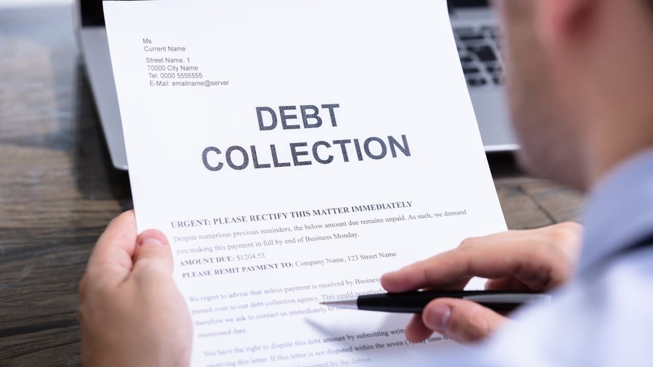 Además, es
<b> ilegal que una agencia de cobro de deudas lo amenace con arrestarlo</b> si el tiempo en la cárcel no es un castigo real que podría ocurrir. Si le dijeron que lo arrestarían por una deuda impaga y luego descubre que era falso, puede presentar una queja.