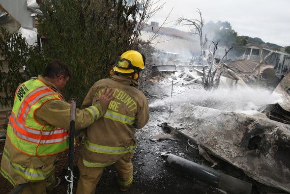 Un incendio en un aparcamiento de autocaravanas destruyó al menos tres viviendas en Napa, donde el sismo llenó las calles de ladrillos, cristales rotos y otros escombros.