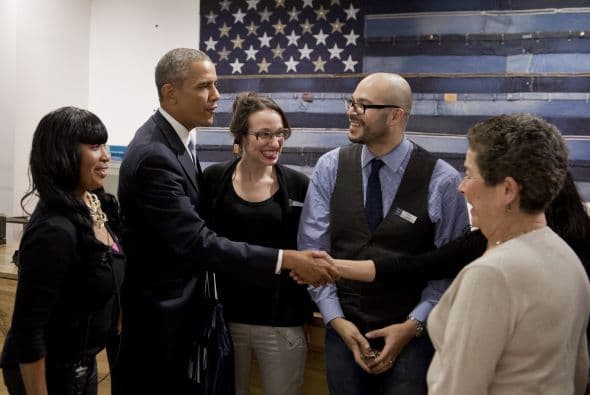 Tras pagar el presidente se tomó fotos con los trabajadores de la tienda. (Con información de Efe)