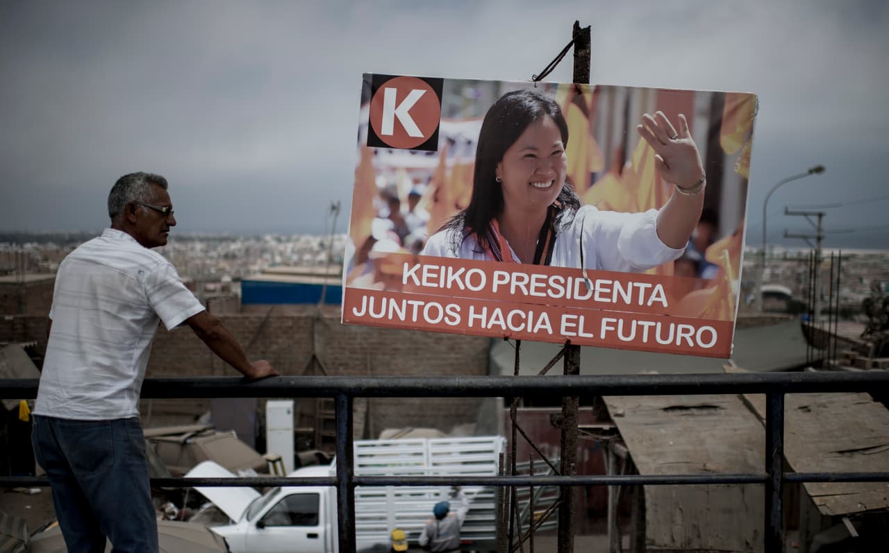 Un cartel electoral de Keiko Fujimori, quien disputará una reñida segunda vuelta presidencial el 5 de junio.