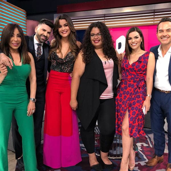 Las sonrisas del equipo demuestra que pasan un buen rato juntos.