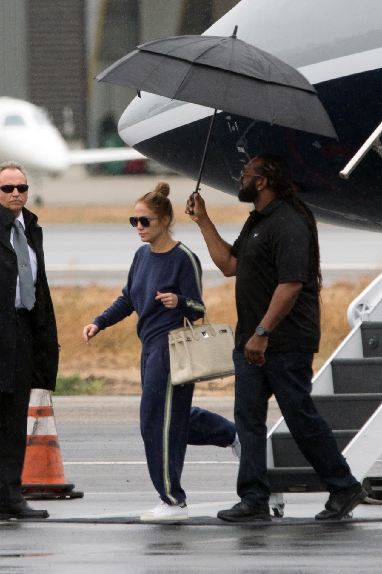 2018 empezó muy ajetreado para la pareja del momento. Vimos a JLo aterrizando en el avión privado de A-Rod, pero sin él, en Los Ángeles el 8 de enero. Pero antes, el viaje fue muy largo.