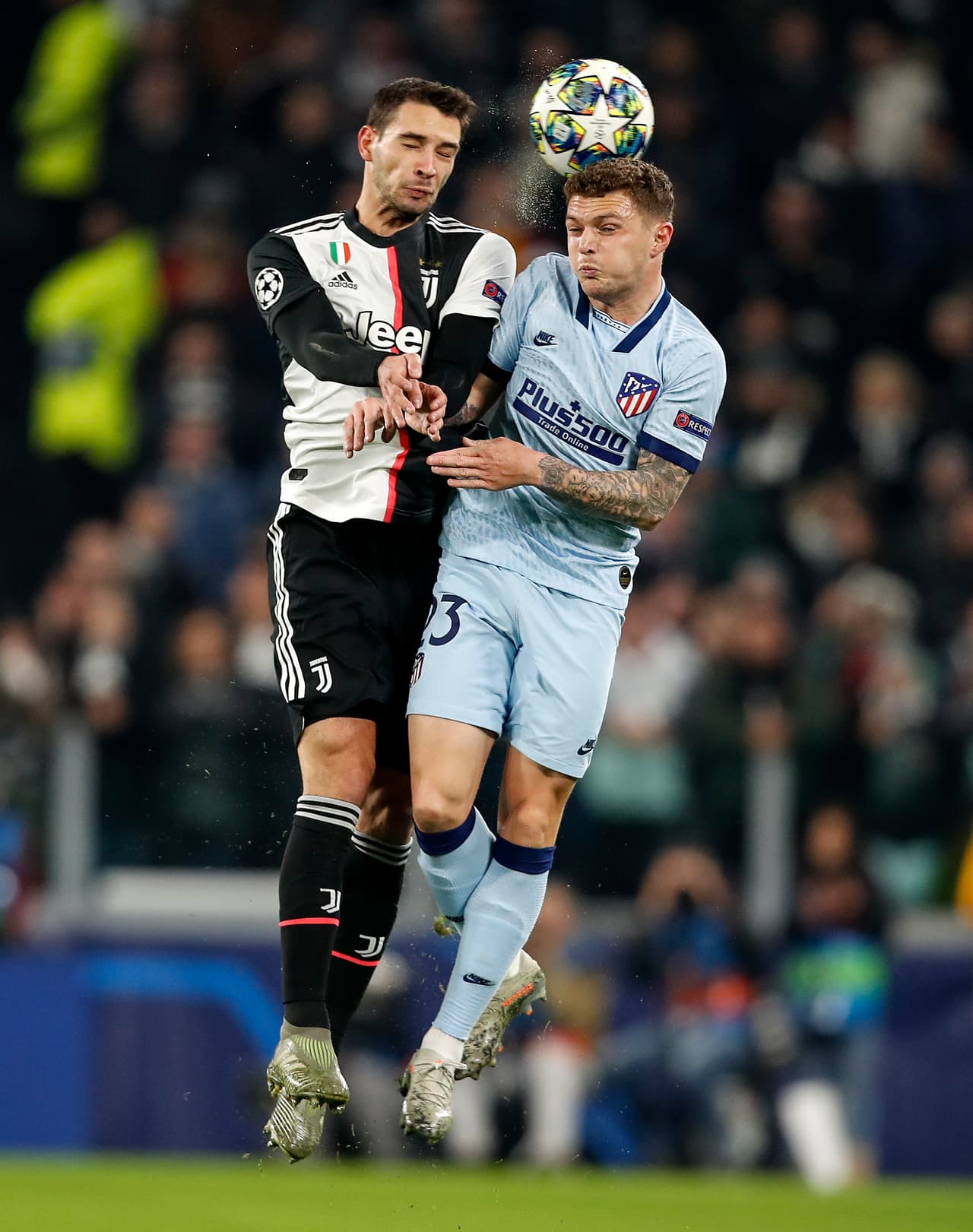 Mattia De Sciglio y Kieran Trippier se leventan para pelear la pelota.