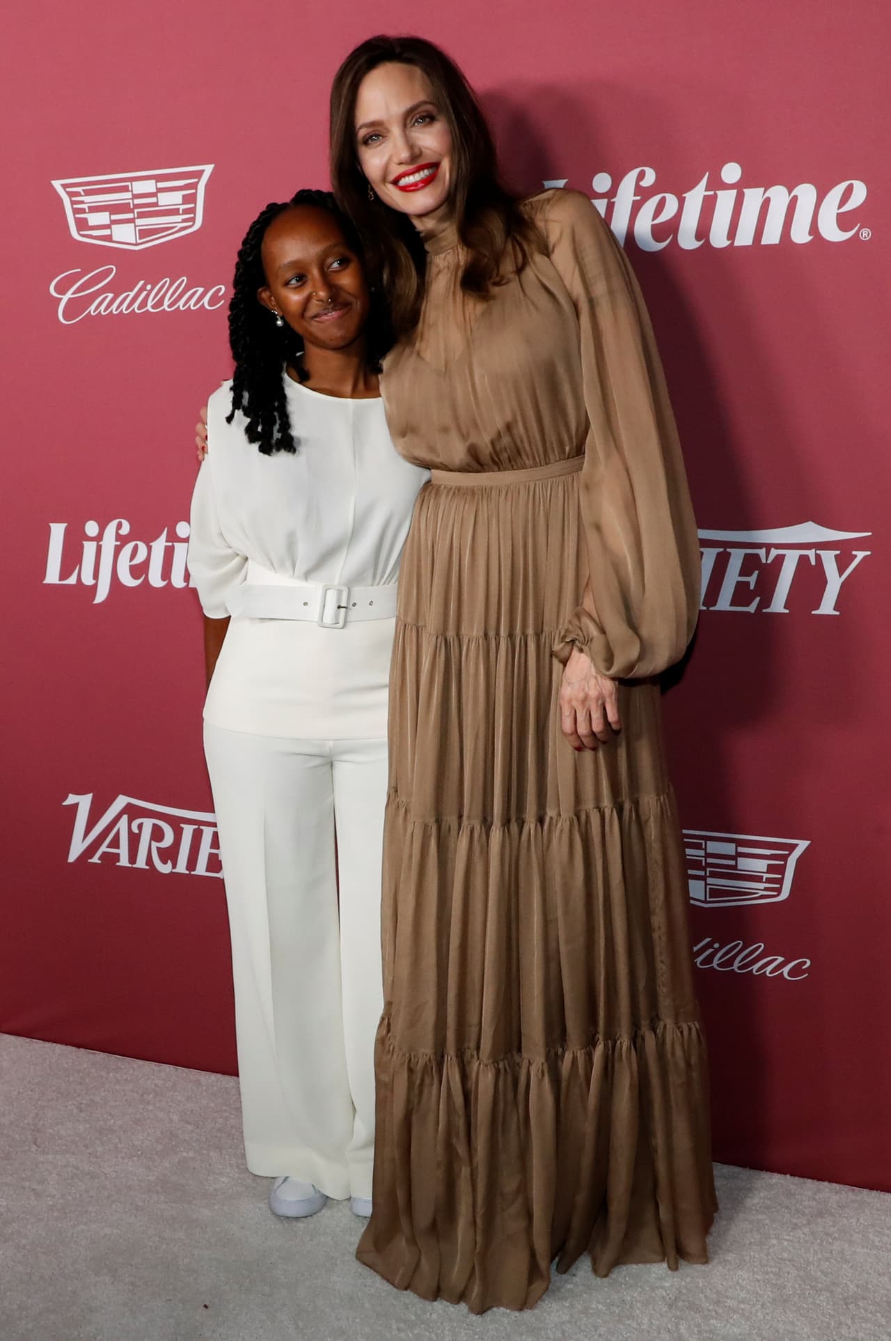 Otro espectacular 'look formal' que portó para un evento importante fue en el 'Variety's 2021 Power of Women' en Beverly Hills, California. Aquel día apostó por un conjunto monocromático.