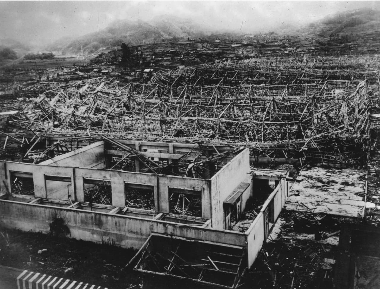 A los seis días del segundo ataque atómico Japón firmó su rendición y de esa forma dio paso al fin definitivo de la Segunda Guerra Mundial.
<br>
<br>En la fotografía las consecuencias de la explosión en Hiroshima.