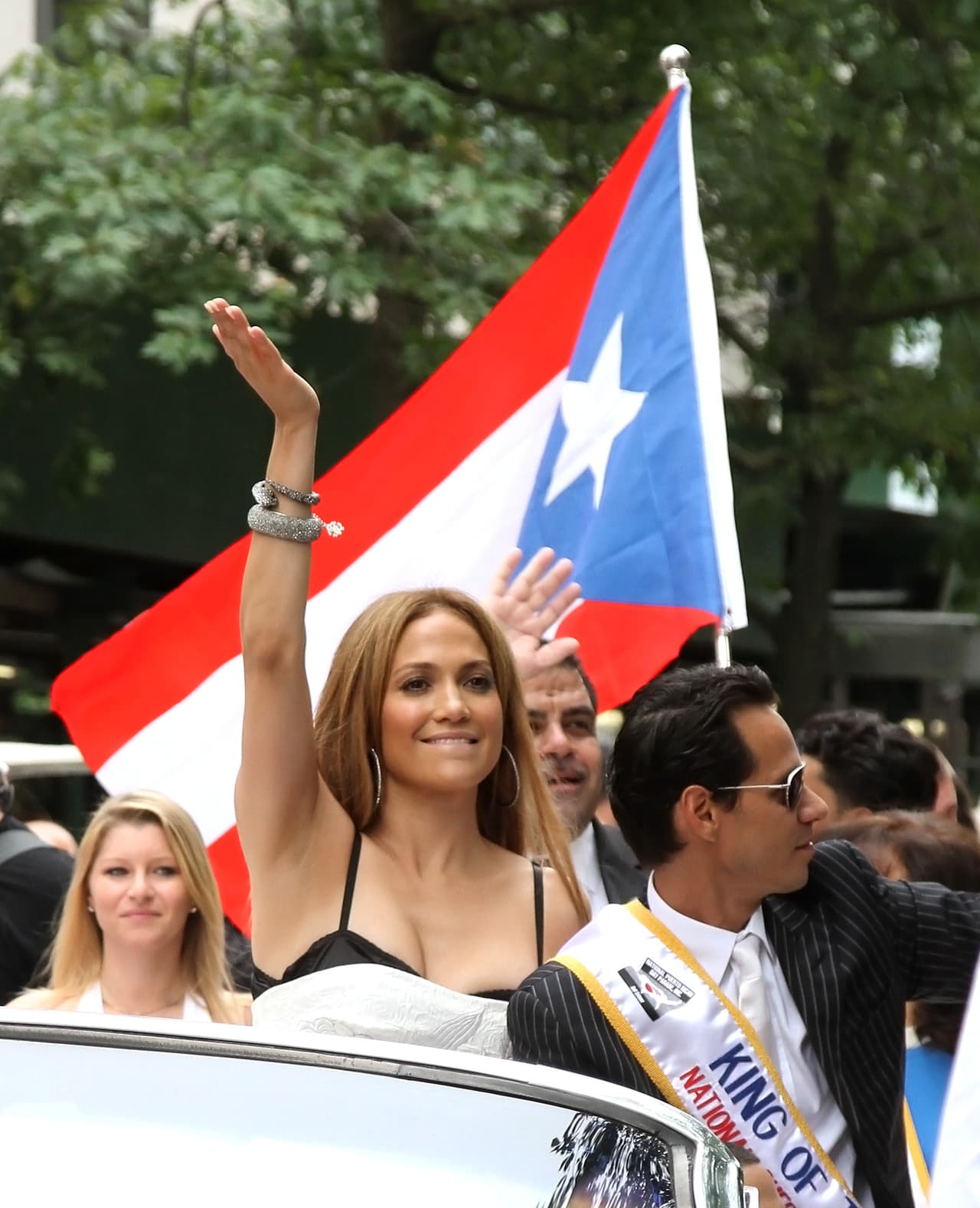 Jennifer Lopez nació en la ciudad de Nueva York, pero tiene sangre latina, pues sus padres son de origen puertorriqueño. JLo está orgullosa de sus orígenes y siempre ha puesto en alto su latinidad.