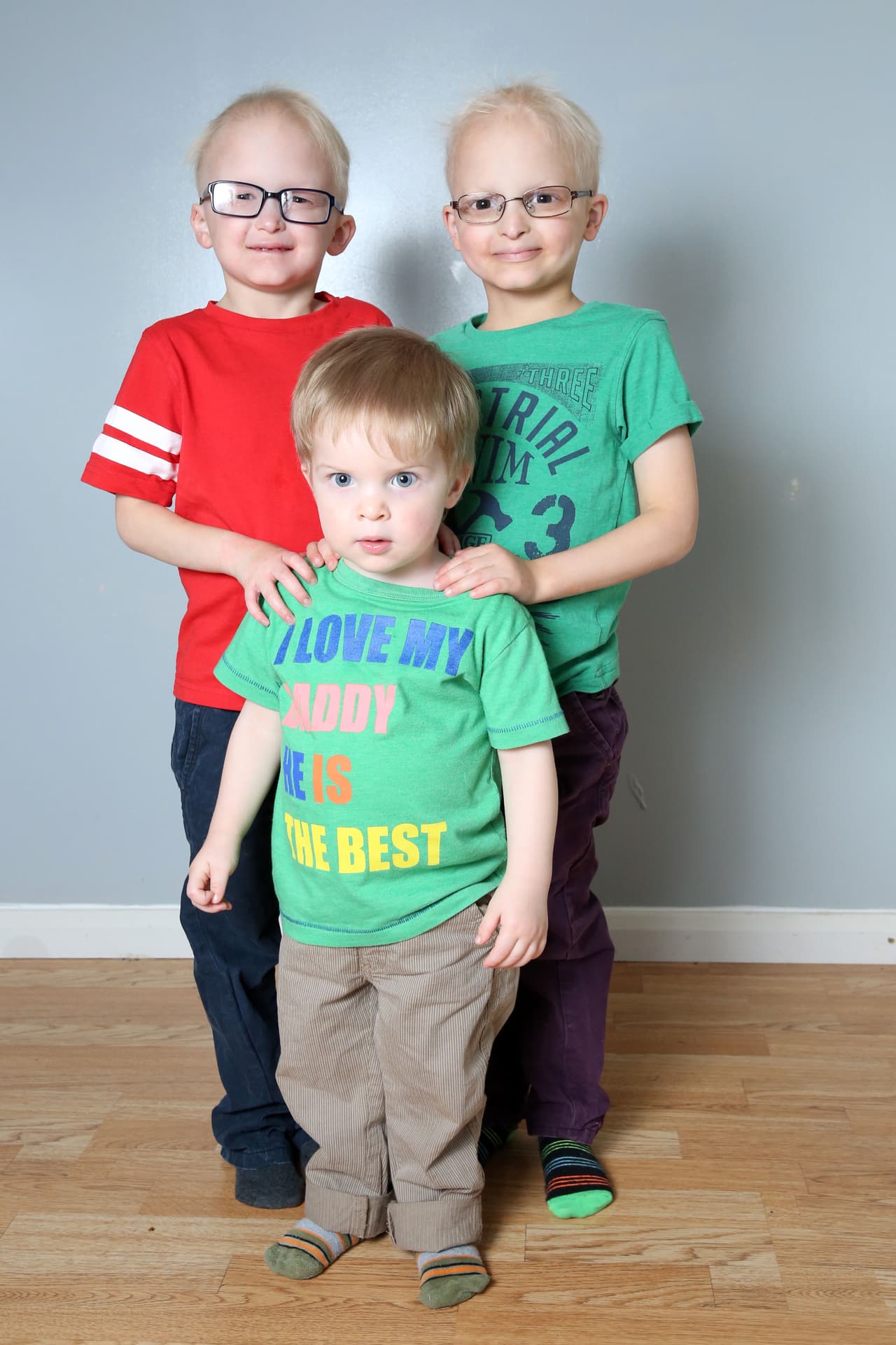 Junto a sus padres, Richard y Lennon lograrán llevar una vida plena mientras hacen travesuras al lado de su hermanito.