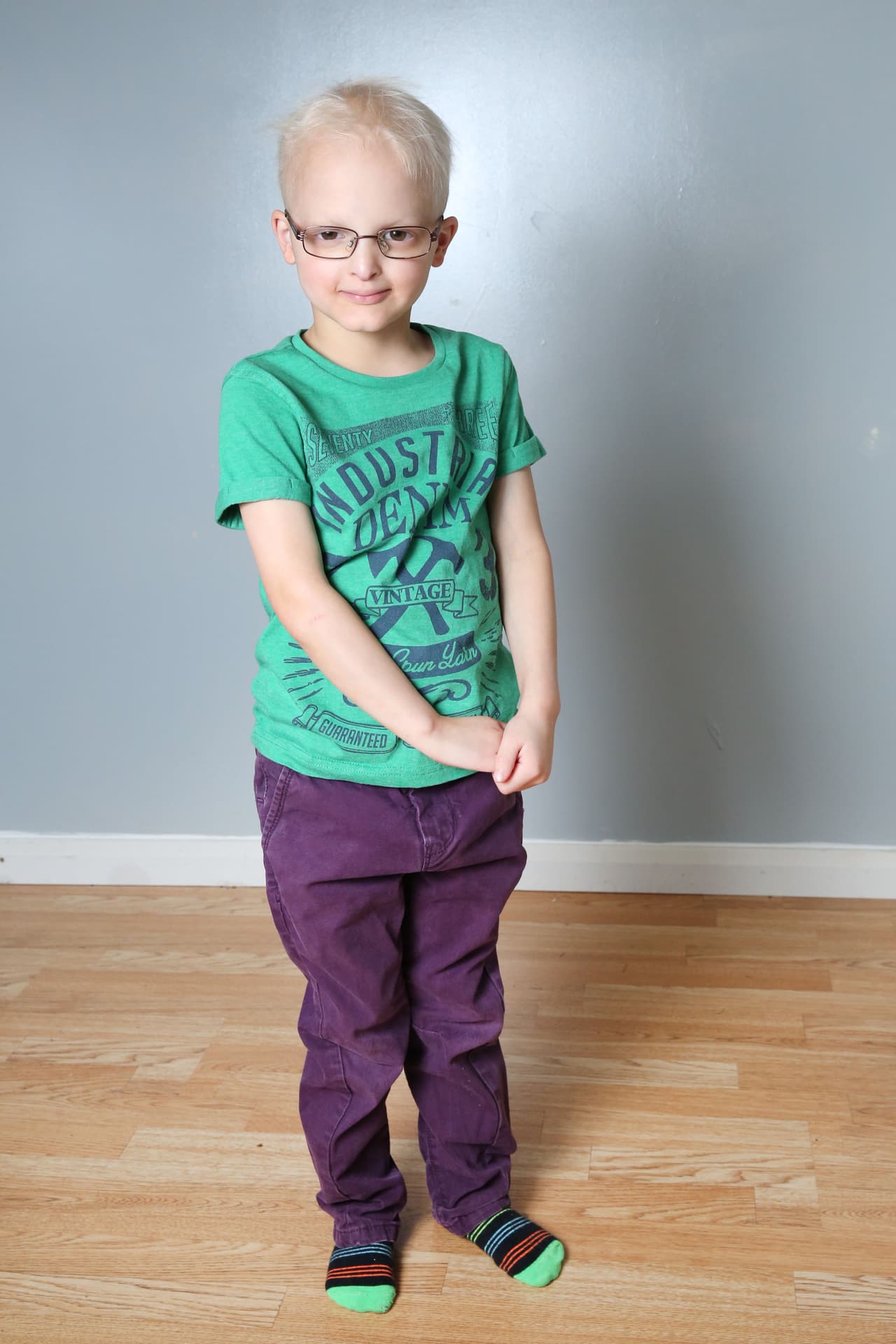 Lennon, de 5 años años, ahora puede jugar y comer tranquilamente.