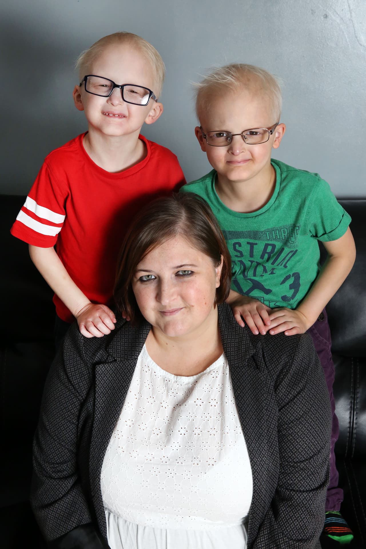 Los niños necesitan muchas atenciones de parte de su madre y padre.