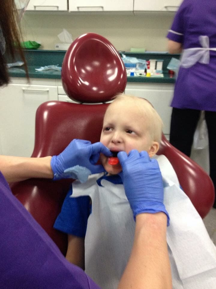 Sin embargo, gracias a los detallados cuidados que se les brinda, Richard y Lennon han llevado una vida practicamente igual a la de cualquier niño de su edad.