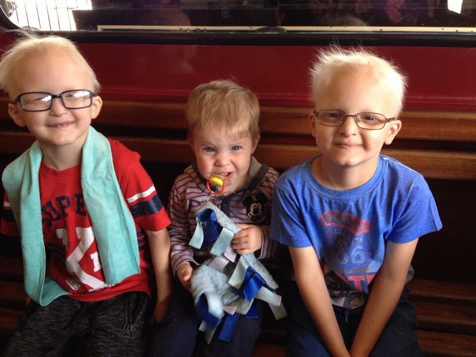 Hace un par de años llegó a su vida un nuevo hermano, Cameron, quien no nació con la misma condición que sus hermanos.