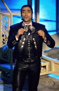 El estilo de 'El Potrillo' es tan variado que puede ir desde vestir un emblemático traje de charro en piel o cuero, hasta de gamuza o tela.