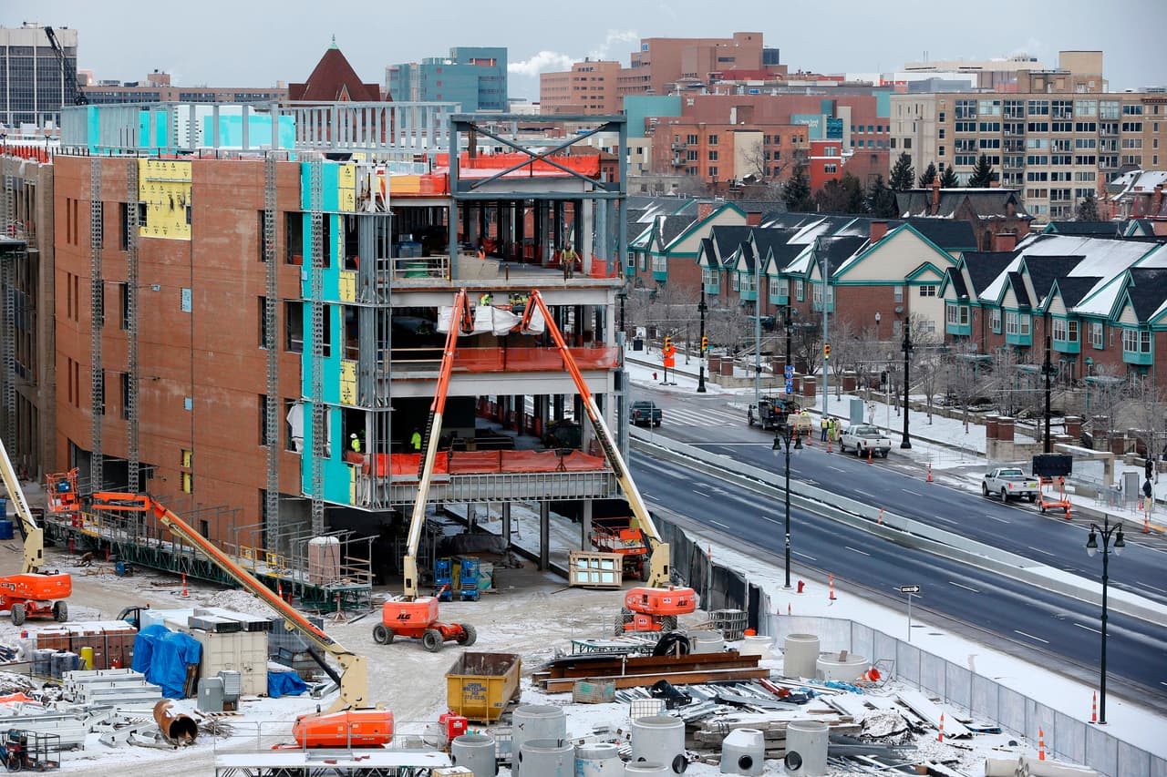 Una construcción en enero de 2017 en Detroit, donde se encontrará el nuevo estadio de los Detroit Pistons y los Detroit Red Wings.
