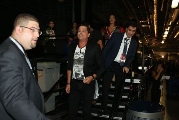 Carlos Vives fue captado al salir del escenario después de su actuación.