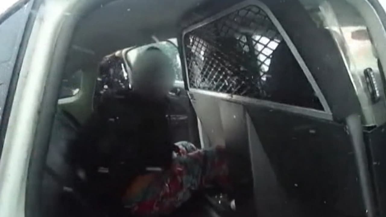 Publican videos de policías de NY rociando gas pimienta y esposando a una niña de 9 años