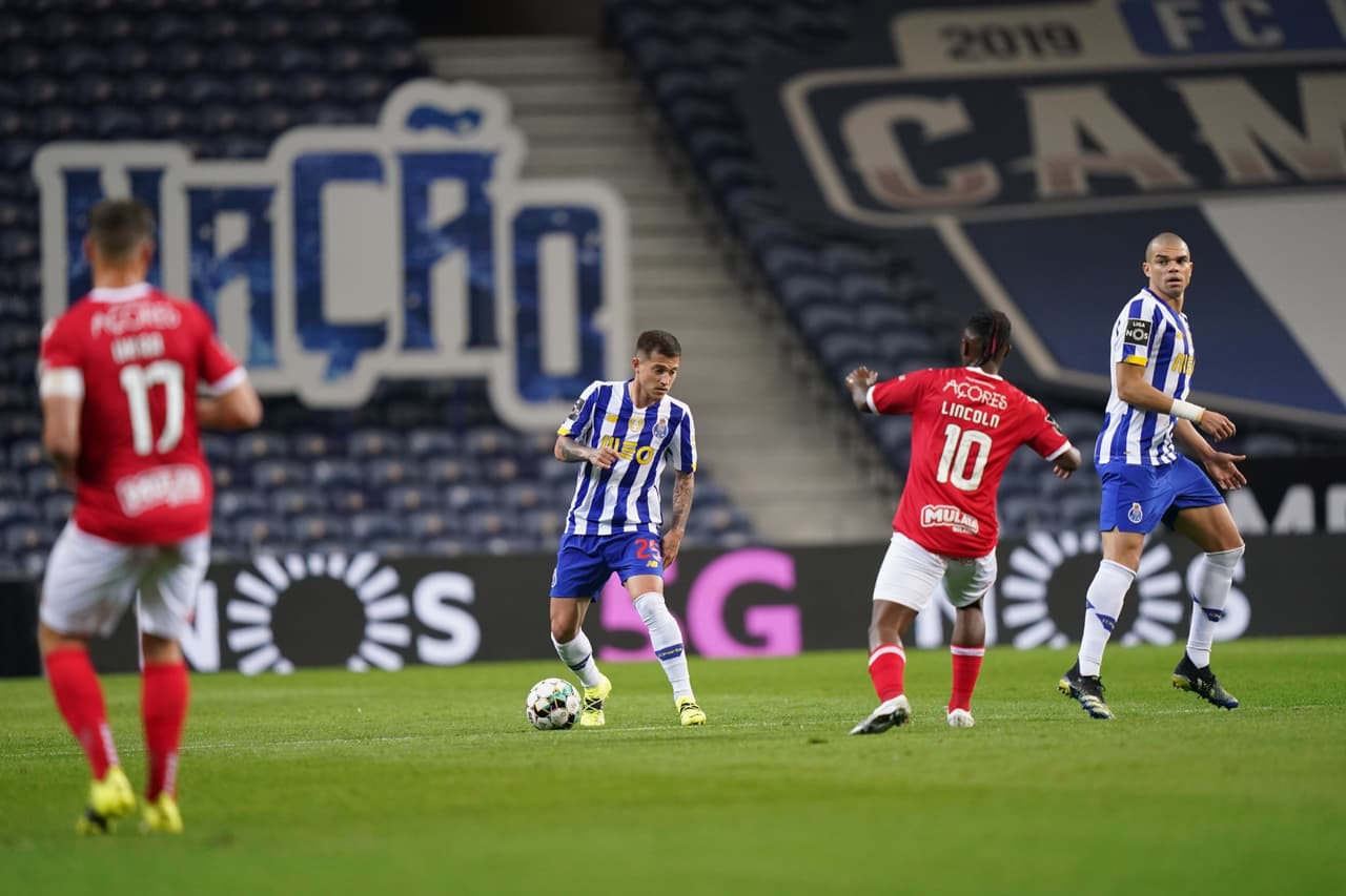 Con 'Tecatito' Corona, Porto se impone en el final a Santa Clara