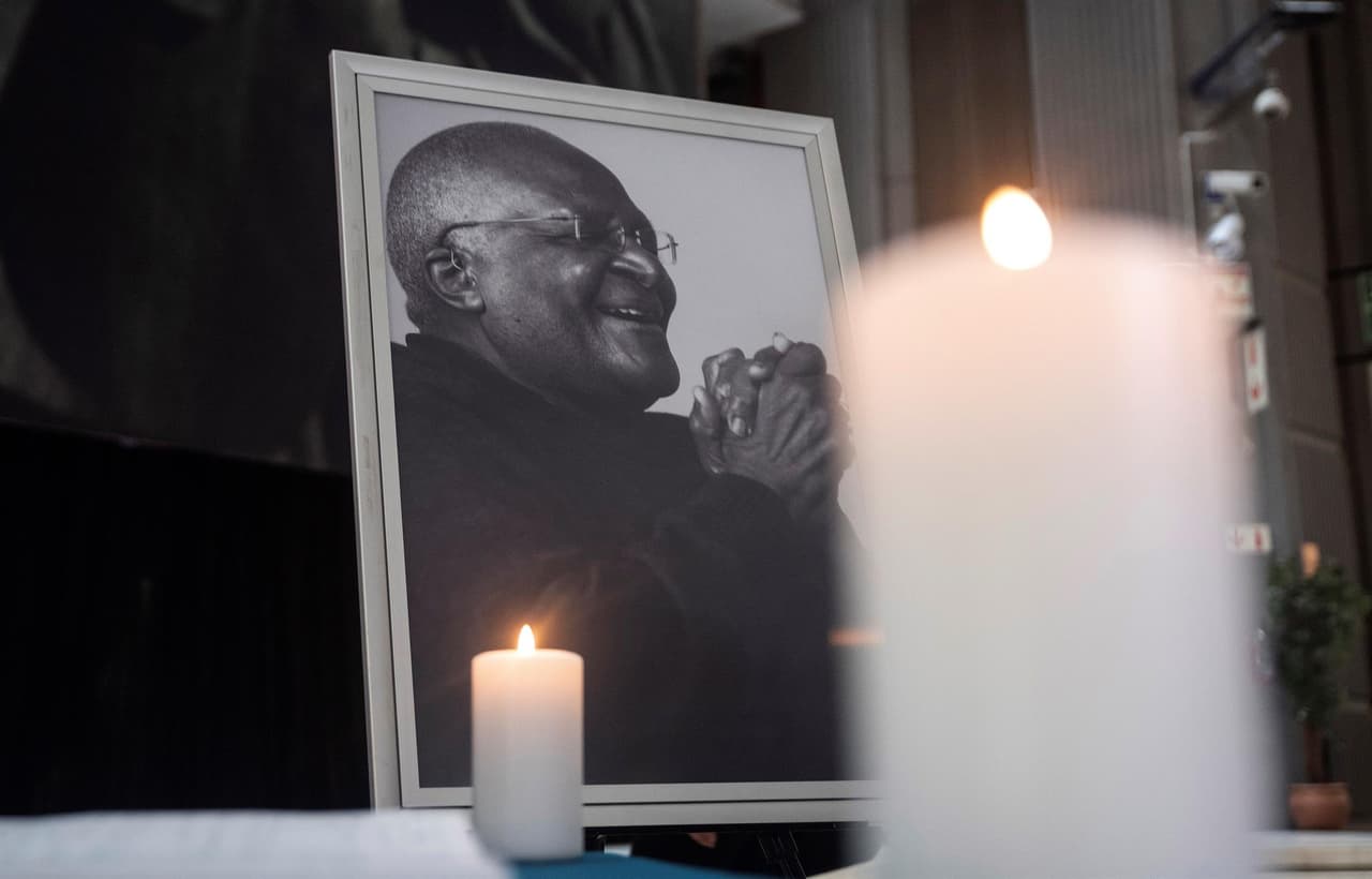 Comienzan los oficios religiosos por el arzobispo Desmond Tutu, fallecido este domingo en Sudáfrica, a los 90 años.