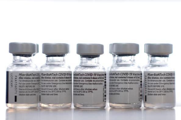 Luego de suministrarse la priimera vacuna de Pfizer, deben pasar 21 días para que pueda ponerse la segunda dosis. 
<br>
<br>Las pruebas mostraton que esta vacuna tiene una eficacia de 95% siete días después de la segunda dosis.