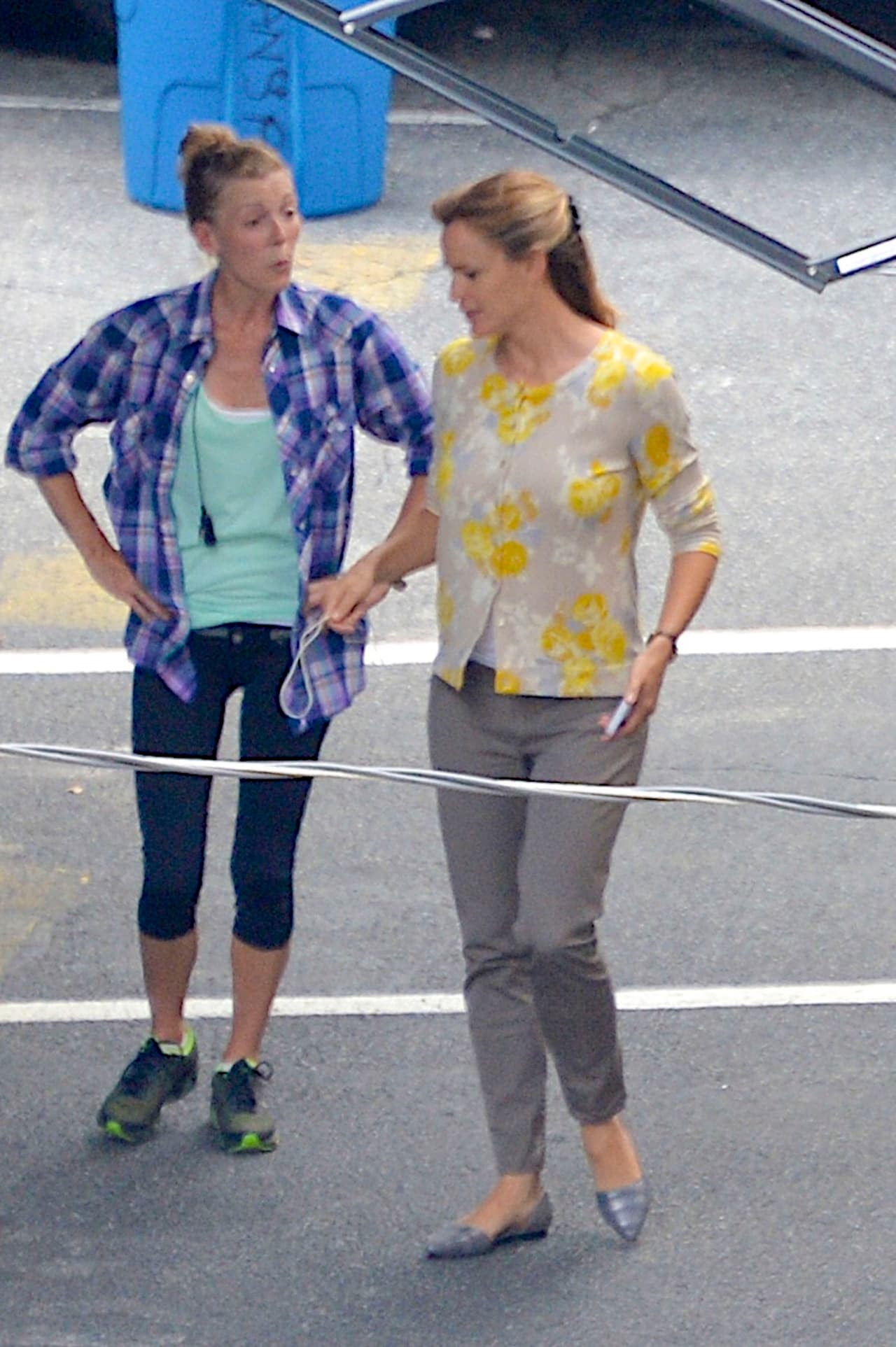 La estrella de cine se ve de lo más sonriente en el set de su nueva película 'Miracles From Heaven'.