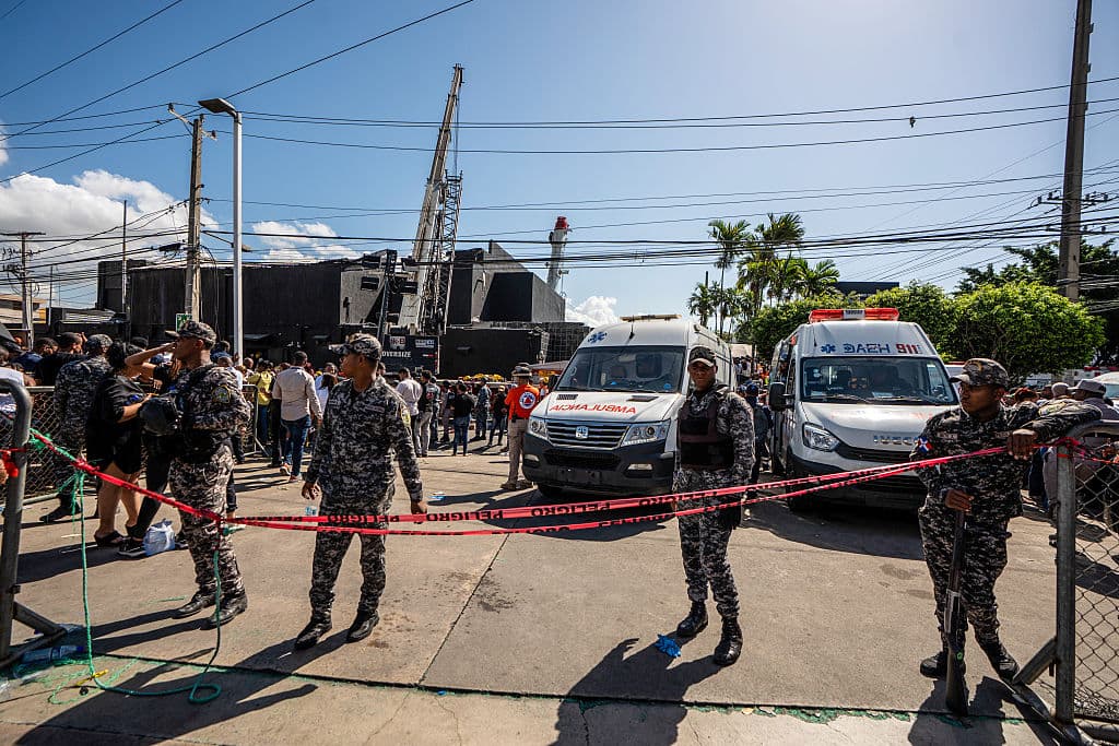 El club Jet Set emitió un comunicado este martes, confirmando que cooperaba con las autoridades, “en un estado de 
<b>profundo dolor </b>y consternación”, por la pérdida de vidas en el lugar.