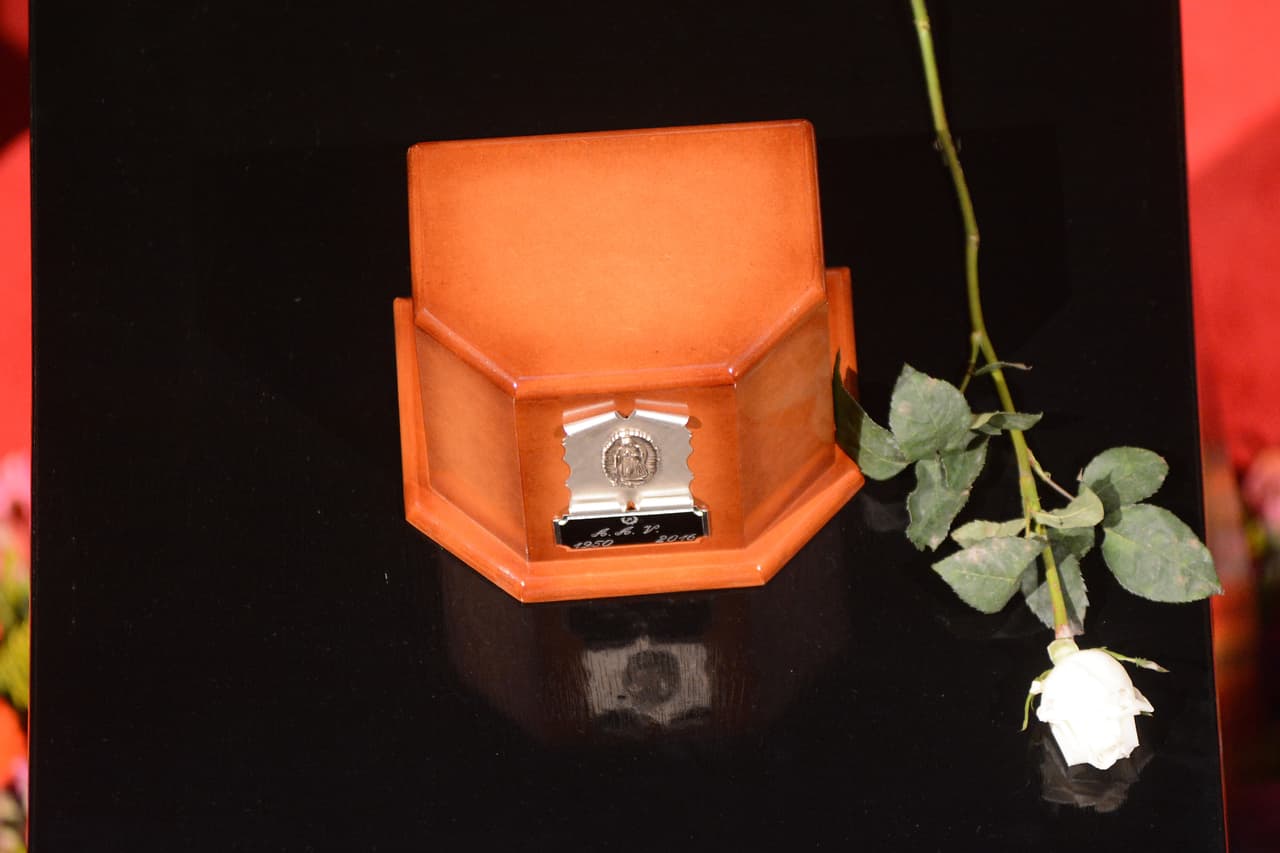 Sin embargo, el que no se haya velado el cuerpo del cantante sino una pequeña urna con sus cenizas, 
<b>dio mucho de qué hablar</b> tanto en redes sociales como en algunos medios de comunicación, quienes sugirieron que el contenedor pudo estar vacío durante su recorrido por la Ciudad de México y Bellas Artes, donde se despidió de manera pública a 'Juanga'.