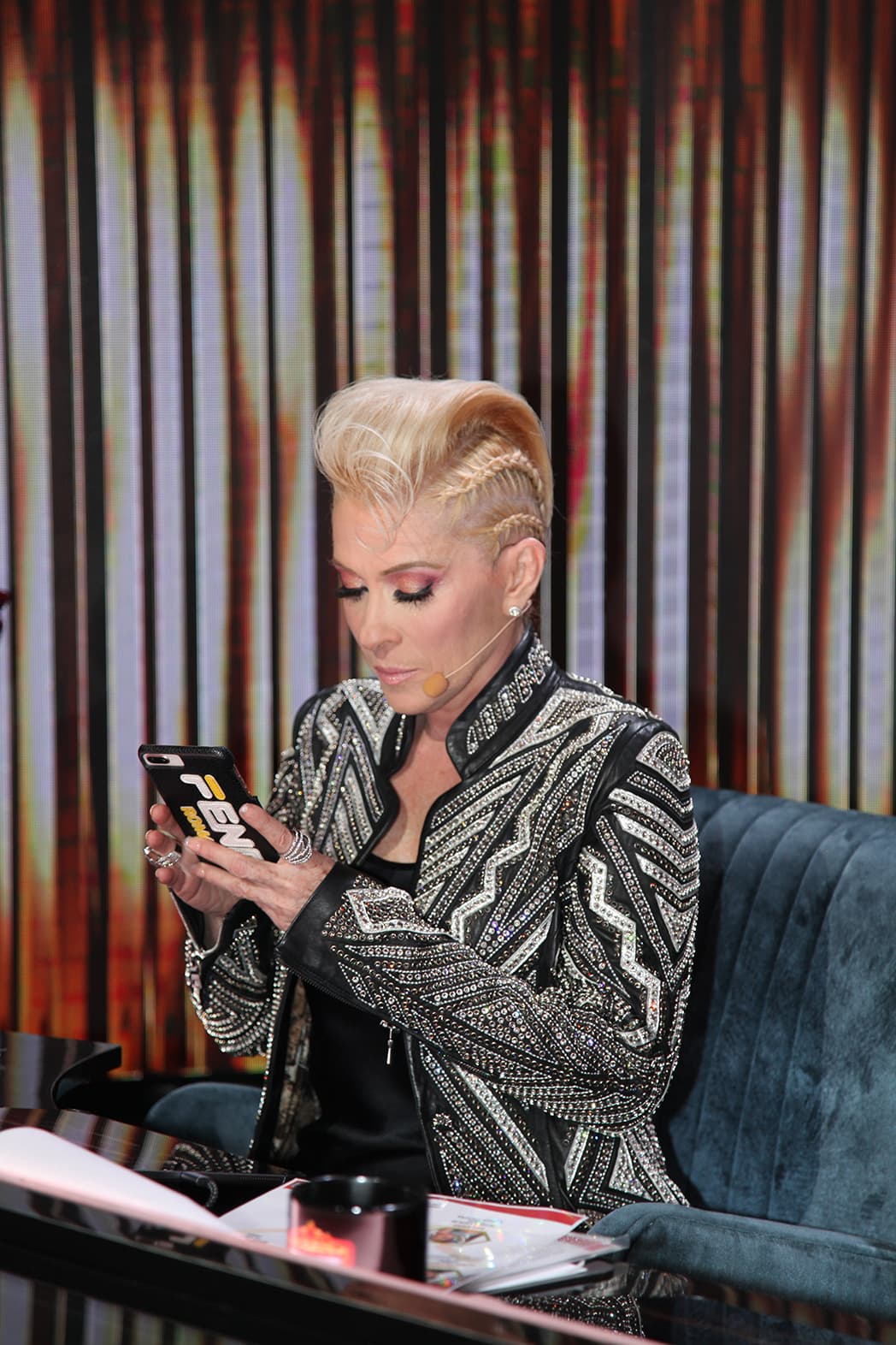 Fue durante un corte comercial que "La Jarocha", como se le conoce a Yuri, corrió a camerinos. Después del look en rojo, y de la rizada y abundante cabellera con la que llegó, la cantante sorprendió a todos, pues el primer outfit había desaparecido.