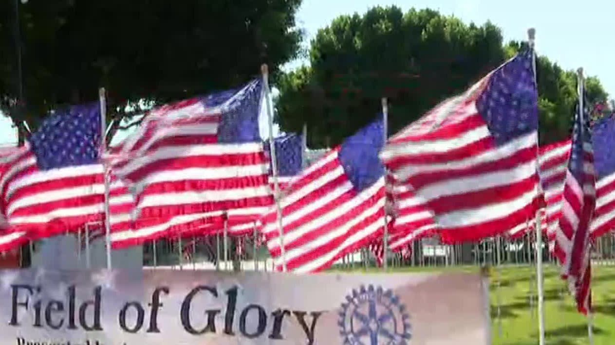 Y en la ciudad de Azusa, la exhibición del Campo de Gloria cuenta con cerca de 400 banderas para recordar a las víctimas y sobrevivientes del mortal ataque contra los Estados Unidos.
