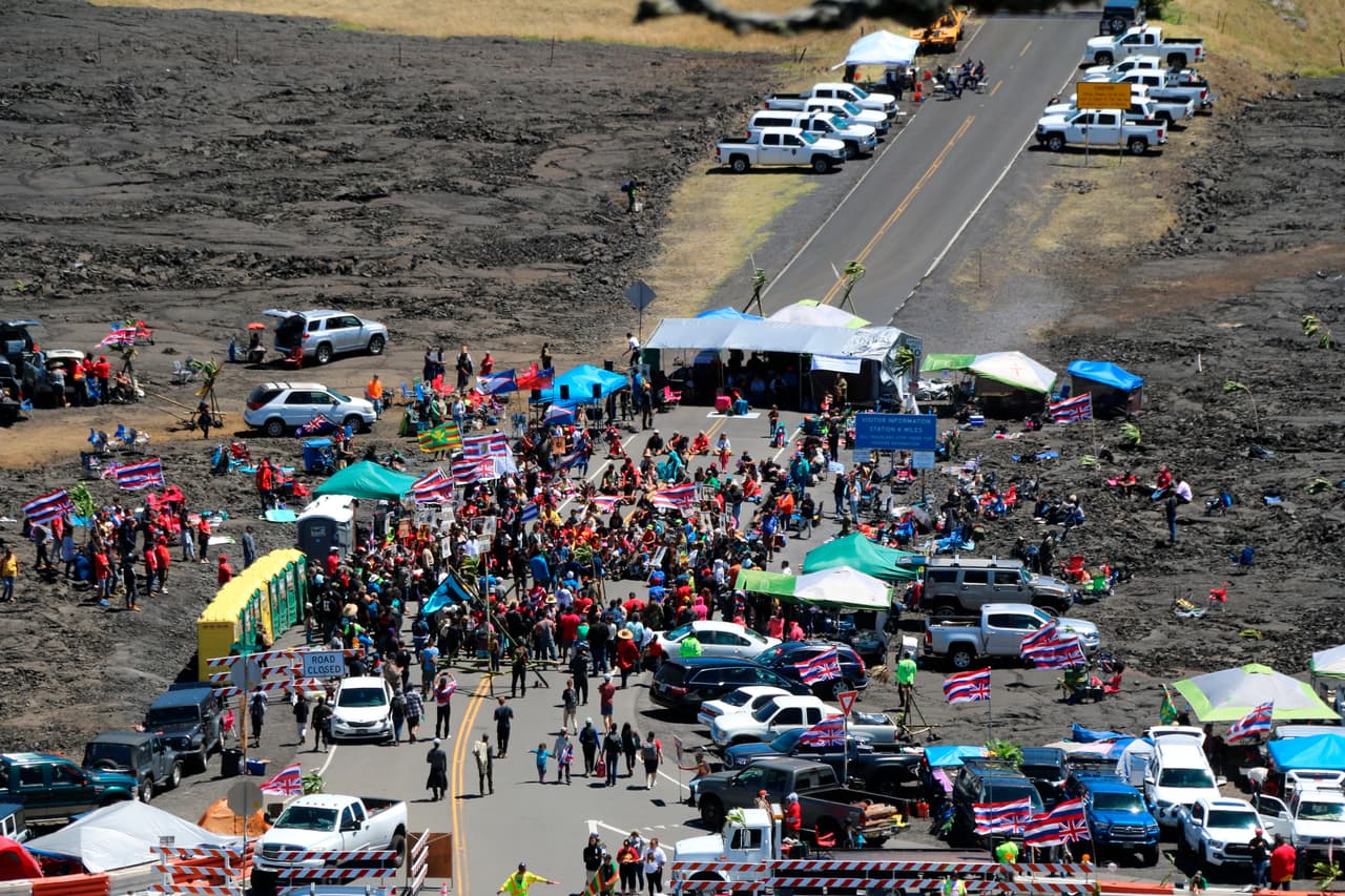 La protesta que lobquea el camino hacia el volcán Mauna Kea en Hawaii llegó este miércoles a su décimo día.