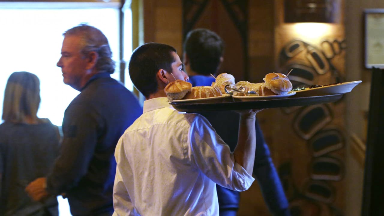 ¿Meseros que no dependen de propinas? Estos estados ya les aprobaron aumentos de sueldo