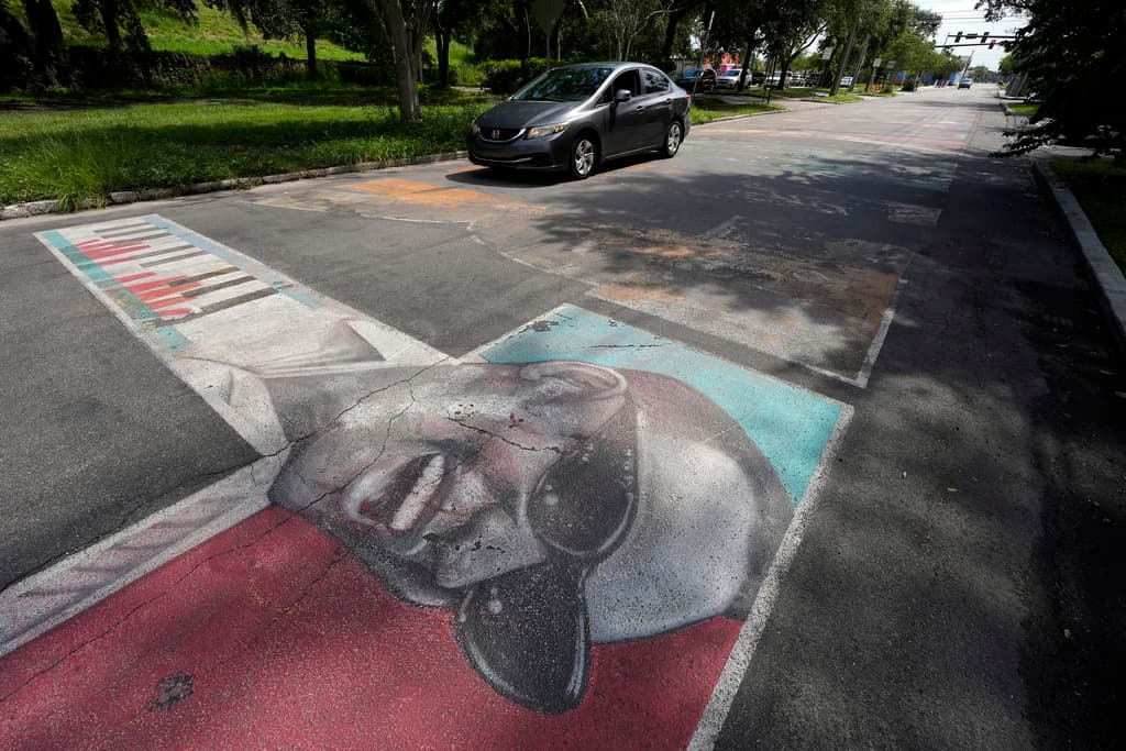 Los murales forman parte de un programa municipal premiado en 2021 por el FDOT por innovación urbana, pero ahora enfrentan la controversia estatal sobre la regulación del arte en el espacio público.