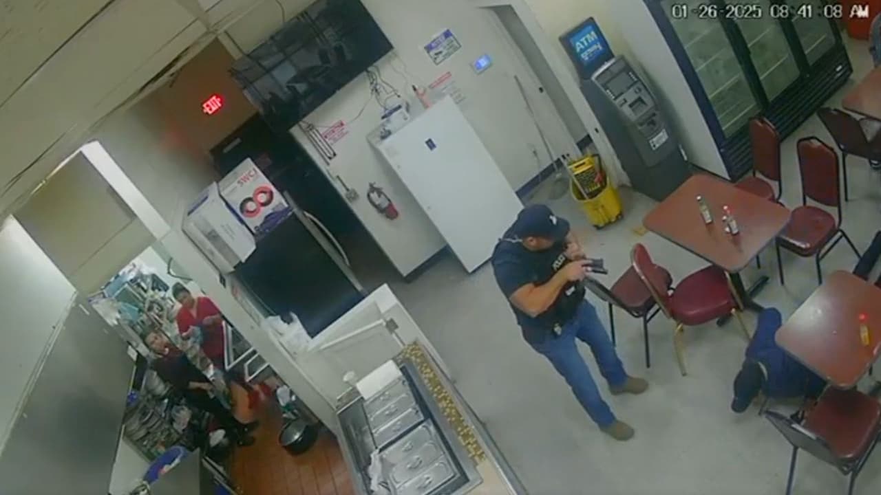 El 
<b>agente entró al comedor de la taquería y fue directo por el hombre</b>, mientras que dos empleadas veían el arresto desde la cocina.