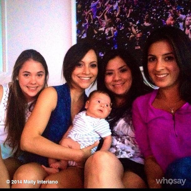 En esta imagen de hace seis años vemos a las hondureñas disfrutando de una tarde entre amigas ya con el recién nacido Bruce Aaron en los brazos.
<br>