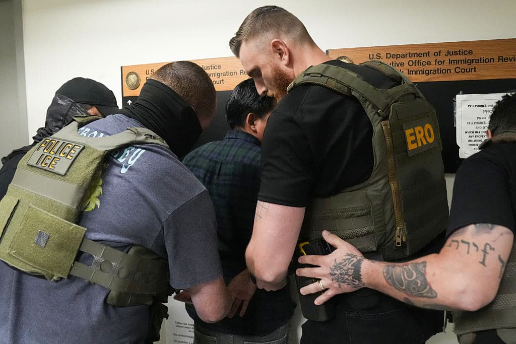 Un inmigrante no identificado es detenido por ICE en el Federal Plaza Courthouse el 27 de junio de 2025 en Nueva York tras su audiencia. Según UC Berkeley, las detenciones han crecido en 38 estados, con agentes anónimos generando preocupación entre los defensores de migrantes. (Foto por Bryan R. SMITH/AFP via Getty Images)
<br>