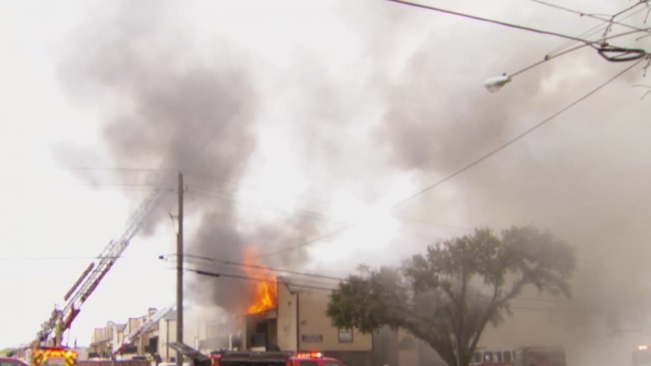 Incendio en un complejo de apartamentos en Dallas deja a más de 50 personas desplazadas