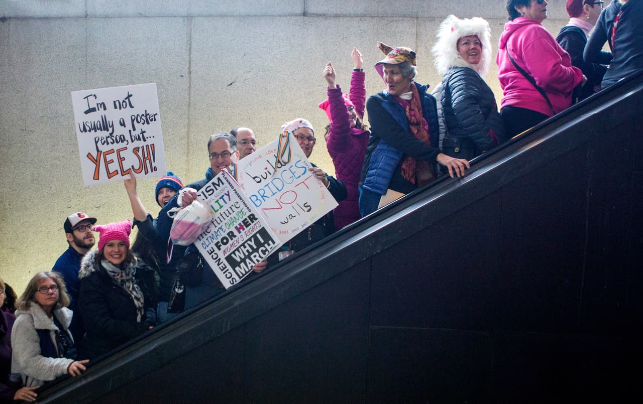 Los manifestantes llegan a Union Station, con sus pancartas y sombreros rosados, para la Marcha de Mujeres en Washington.
<br>
<br>Foto: GettyImages