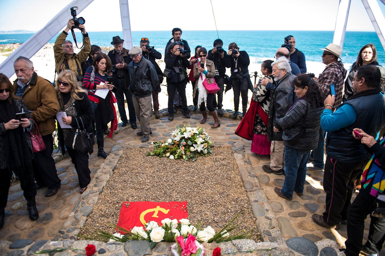 "Un poeta así, más allá de reconocimientos tan importantes como el Premio Nobel de Literatura, merece una despedida así, con la gente de su país", dijo el presidente del Senado, el oficialista Ricardo Lagos Weber, antes de que sus restos fueran enviados a Isla Negra.