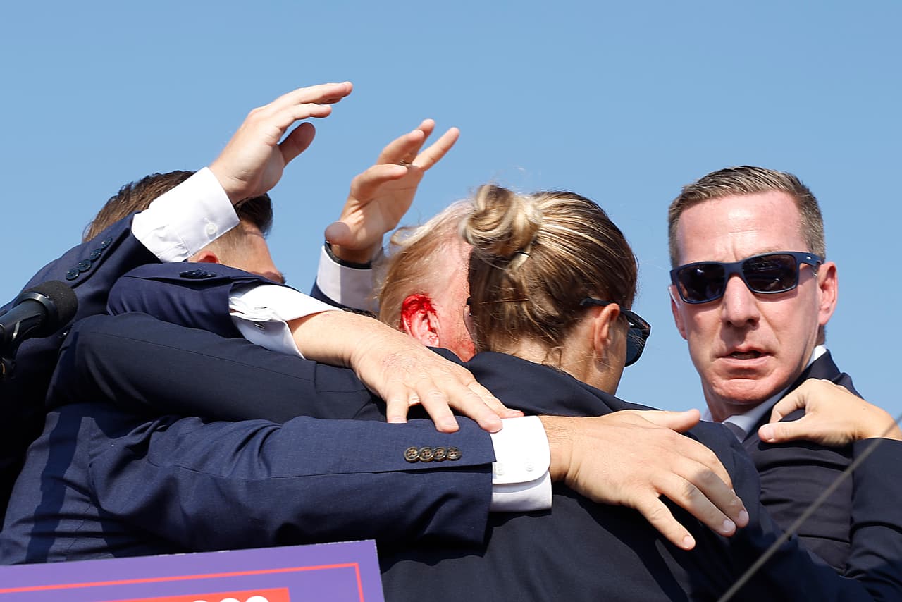 Un detalle de la oreja derecha de Trump, ensangrentada.